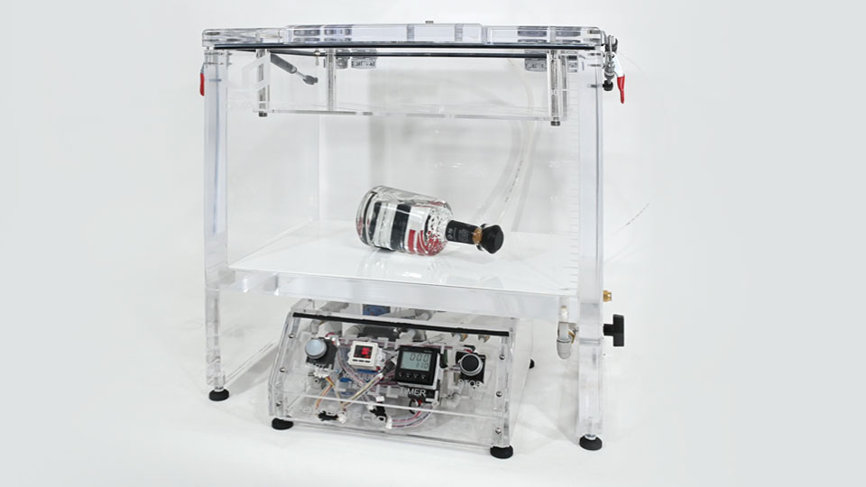 Contenedor rígido de dentro de una cámara CDV equipada con sistema de control semiautomático durante una prueba de fugas