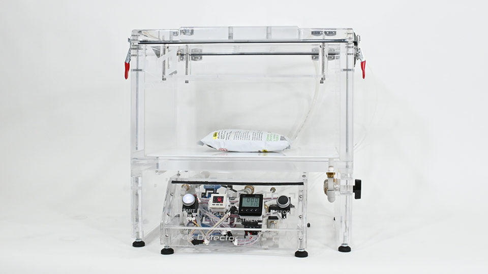 Empaque flexible en una cámara CDV con sistema de control semiautomático durante una prueba de fugas por vacío