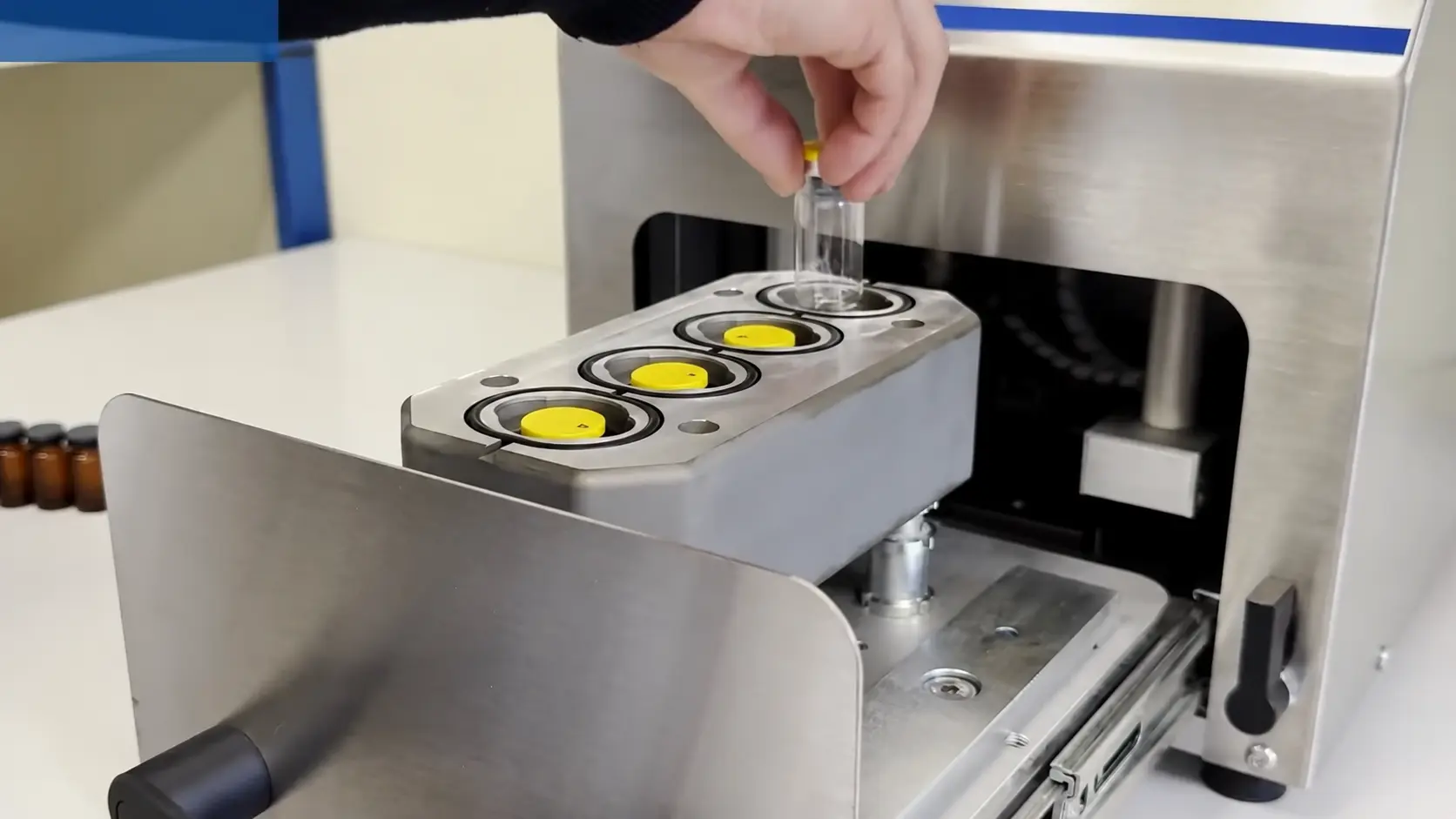 Installation accessible pour les tests d’intégrité des emballages avec support d’échantillon et équipement de vide