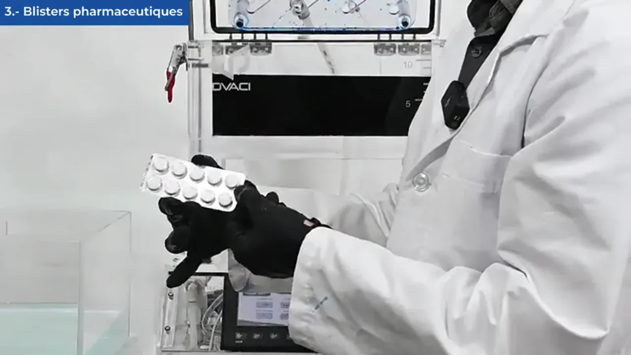 Blister pharmaceutique préparé pour un essai d’étanchéité par immersion au colorant