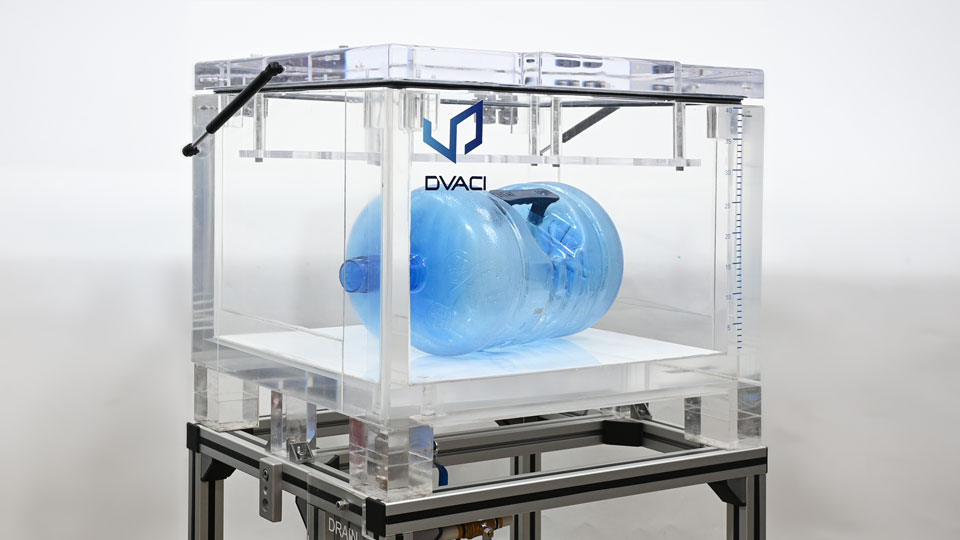 Grande bonbonne d’eau placée dans une chambre à vide CDV FS pendant un test d’étanchéité