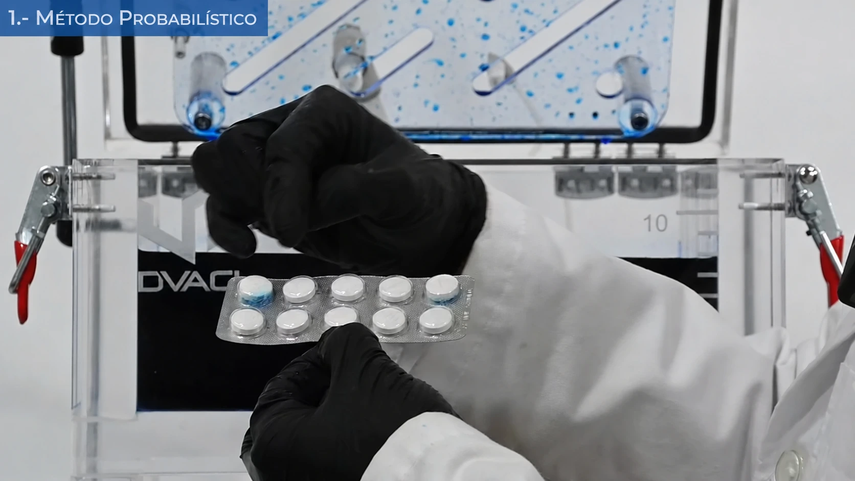 Blíster farmacêutico com penetração de corante azul após teste probabilístico de vazamento em câmara de vácuo