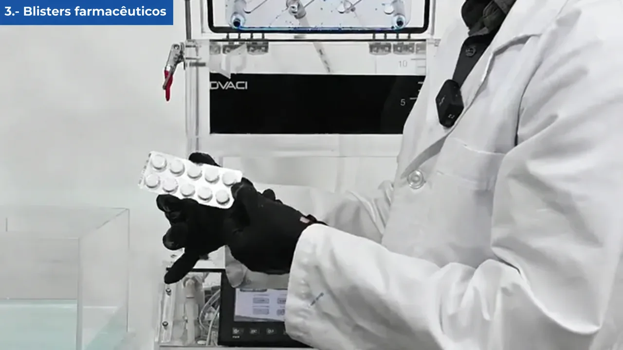 Blister farmacêutico preparado para teste de vazamento por imersão em corante