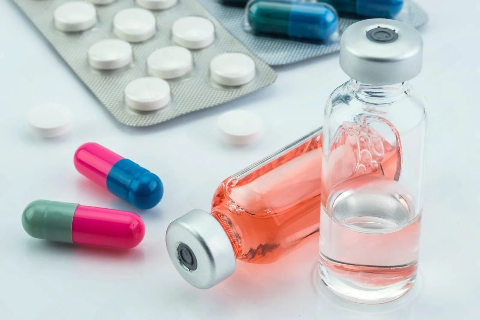 Vacuum leak testing for pharmaceutical packaging and containers